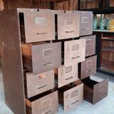 Lot de casiers industriels à tiroirs.