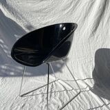 Chaise coque noir et piétement chromés