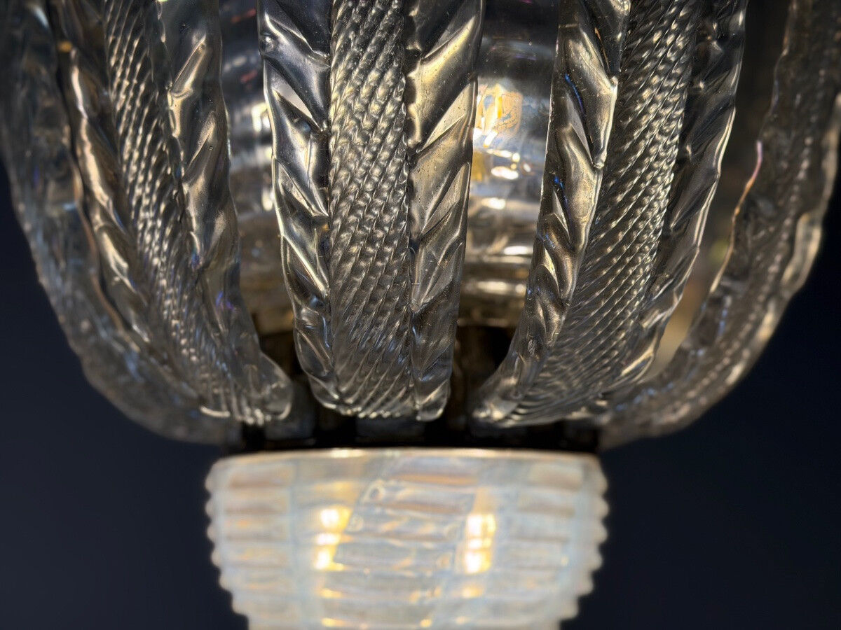 Iridescent Venetian glass chandelier from Murano, Barovier and Toso, circa 1930.
