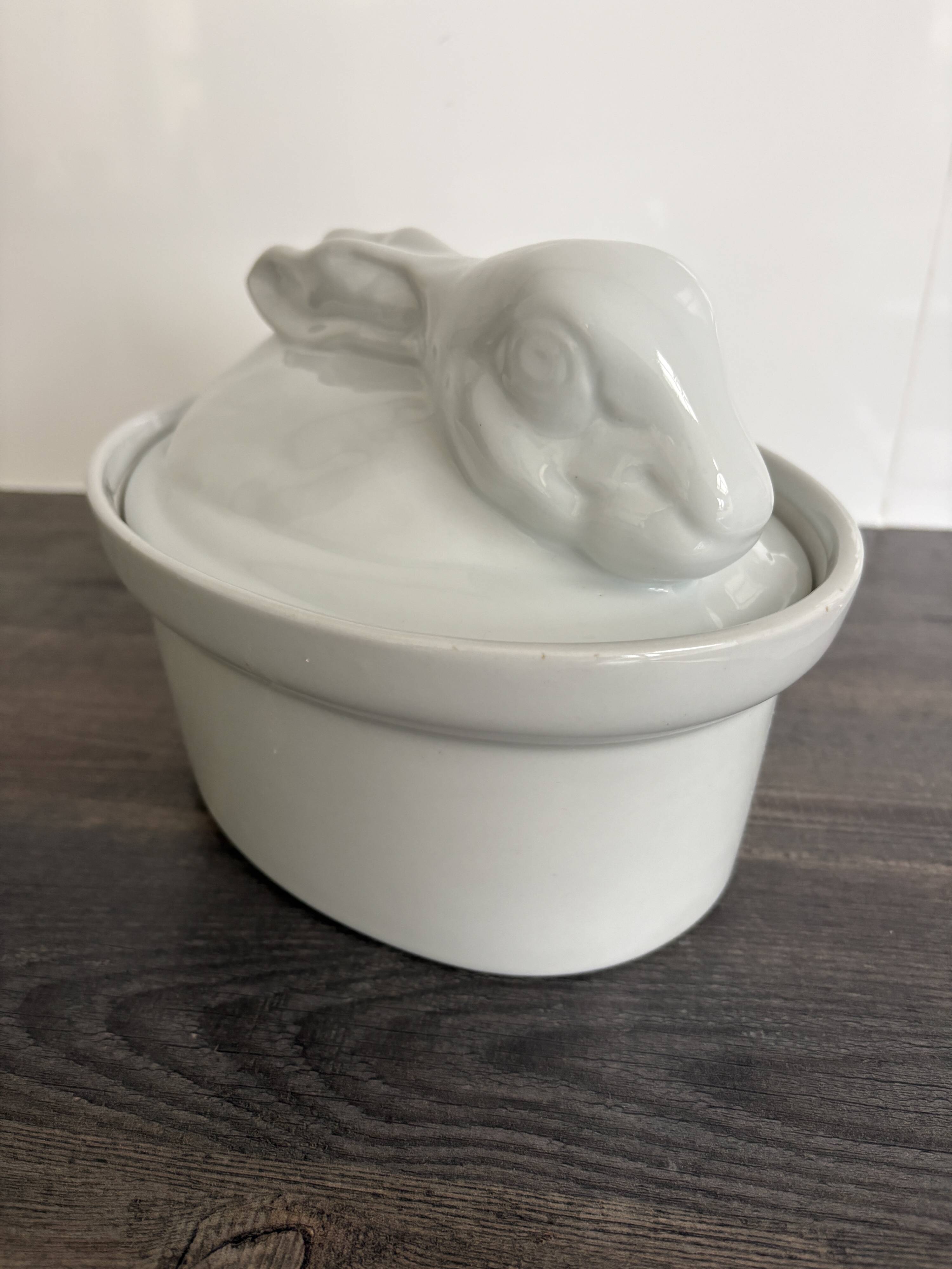 Grande Terrine Lapin Vintage en Faïence Blanche