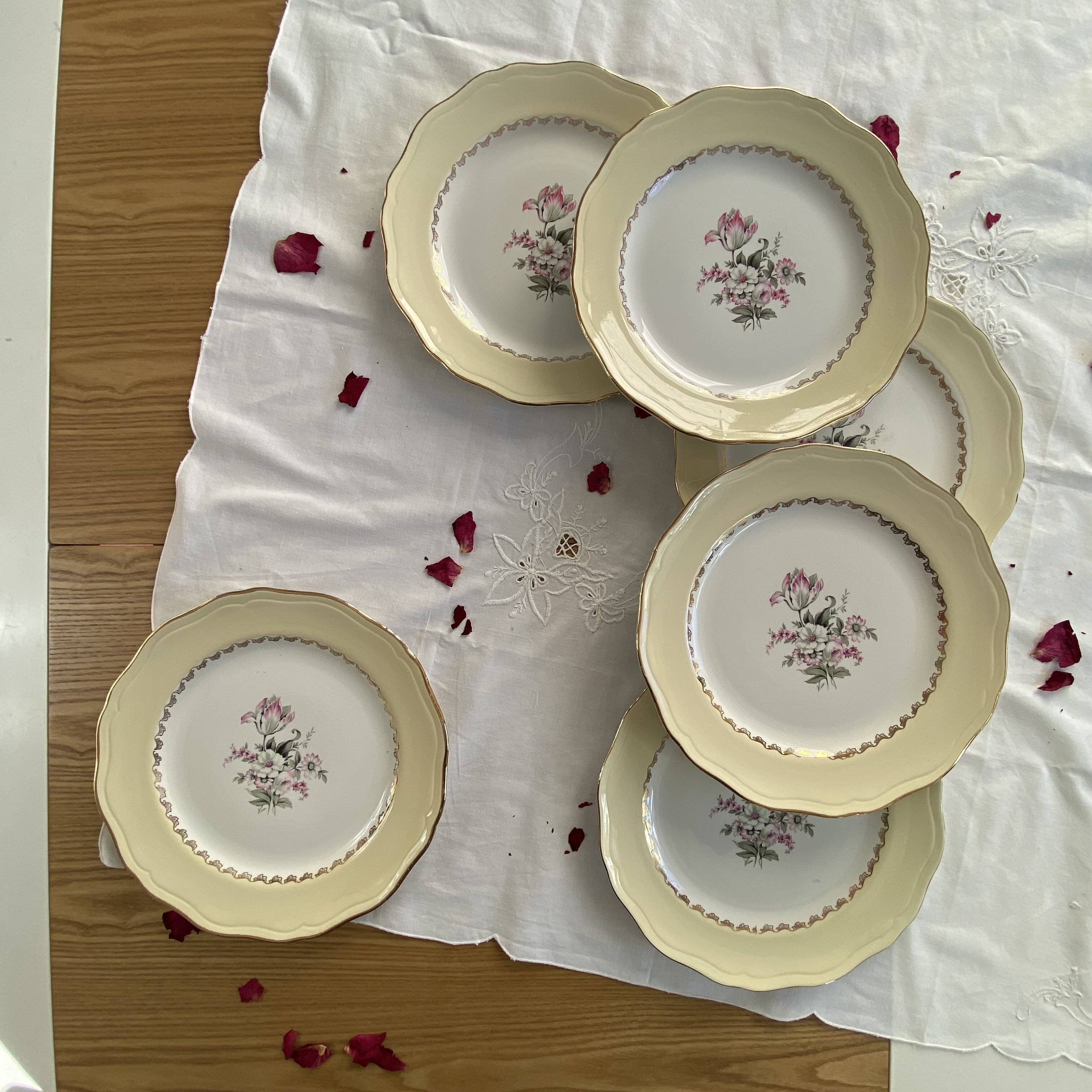 6 antique cream-coloured earthenware dinner plates with gold decoration and flowers.