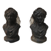 Anciens chenets en fonte : buste de femme au médaillon