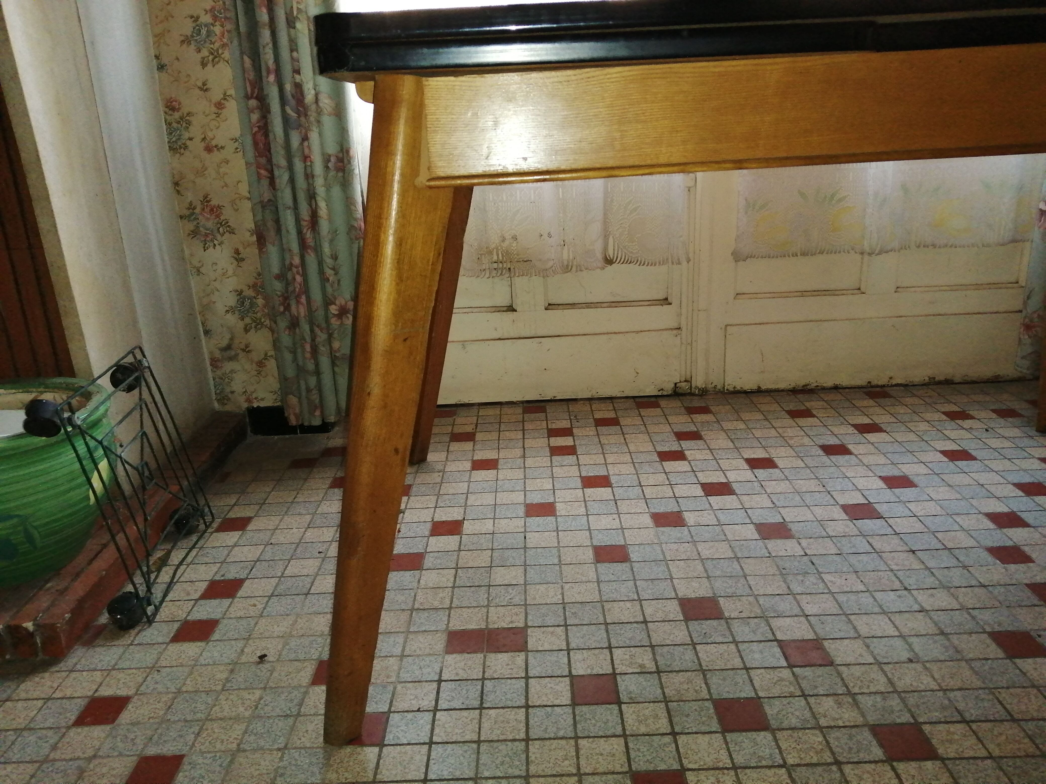 Table en formica rouge en tbe