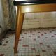 Table en formica rouge en tbe