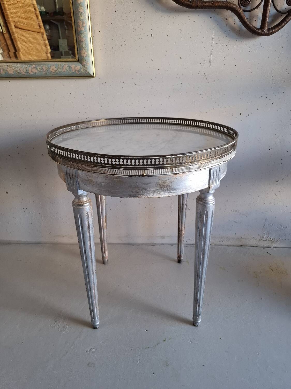 Table basse bouillotte en marbre blanc