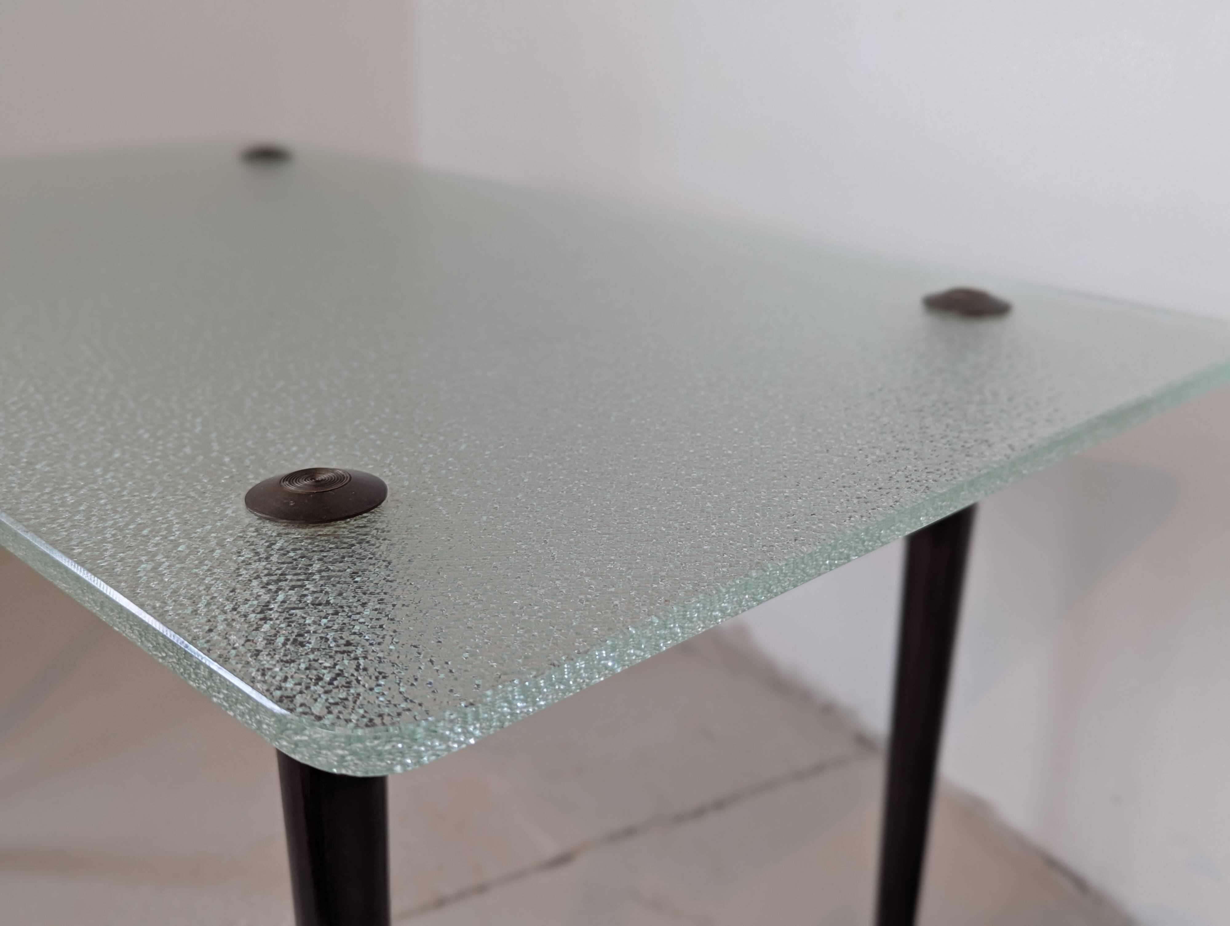 Table basse vintage en bois, verre et laiton