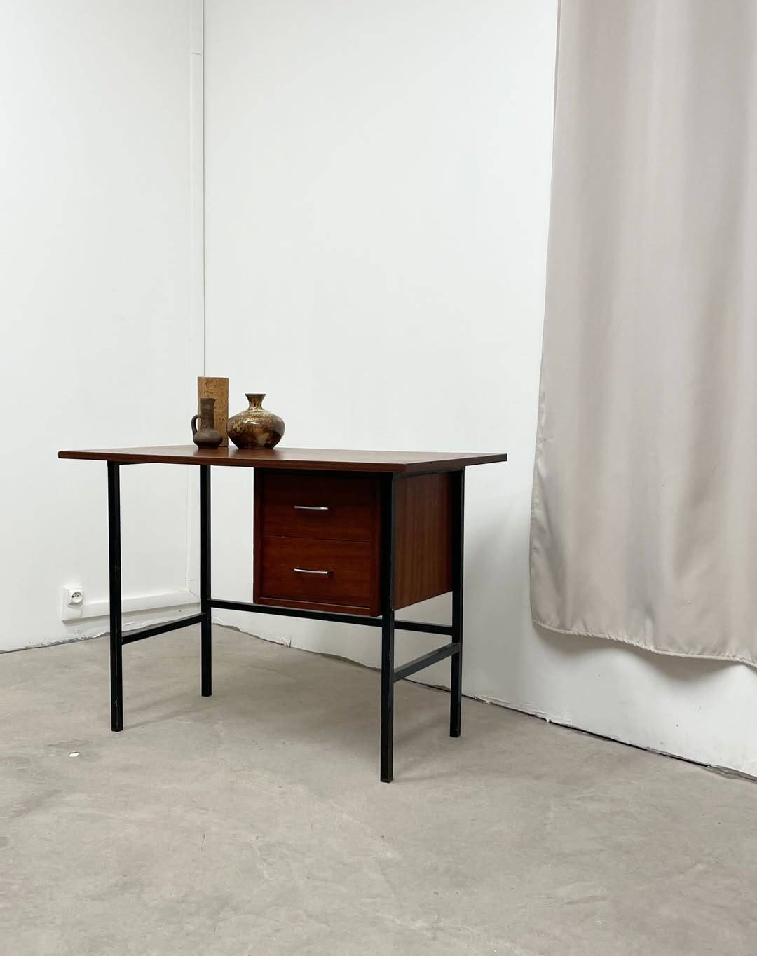 Bureau moderniste en bois et métal