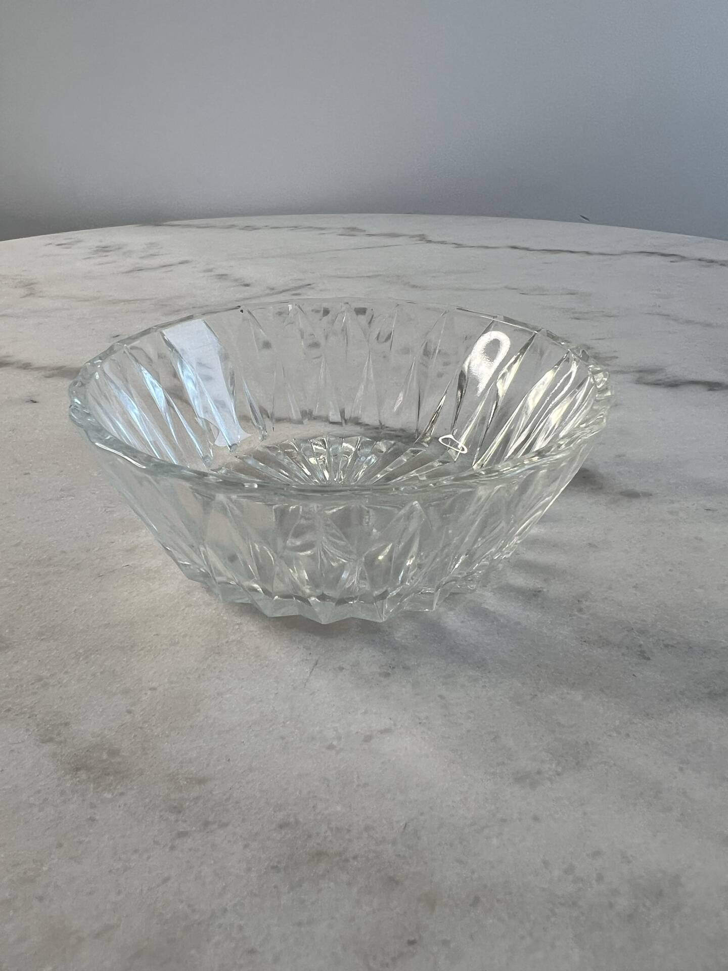 Coupelle en verre taillé estampillée France 11cm