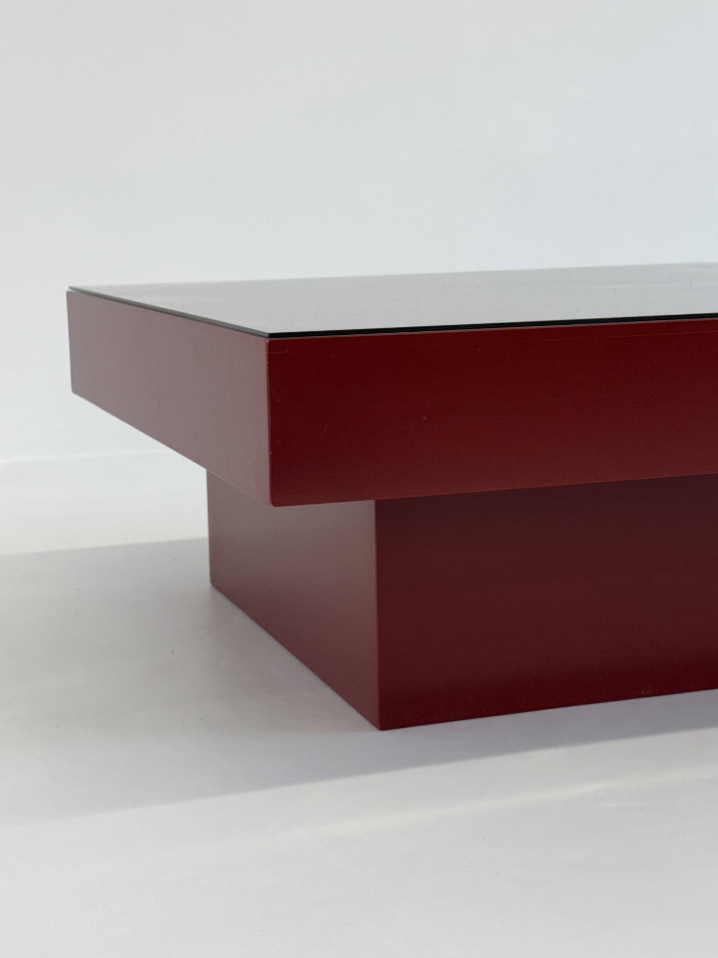 Table basse italienne rouge du milieu du siècle avec plateau en verre