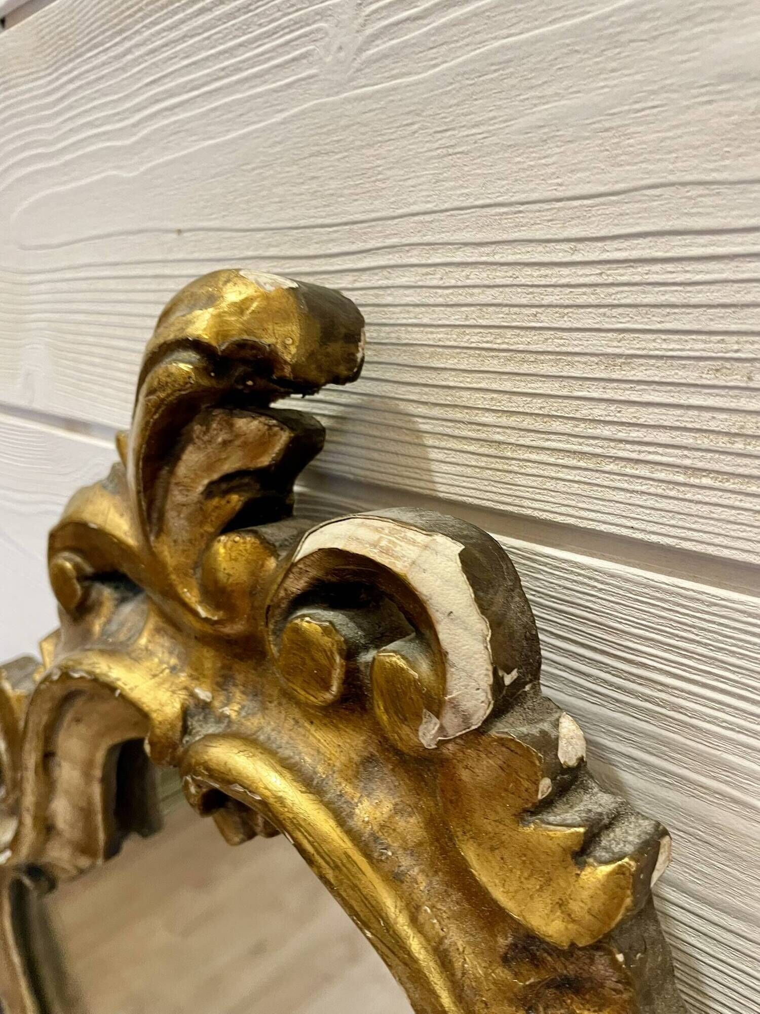 Vintage wall mirror in Louis XV / Baroque style – Carved wooden frame in gold.