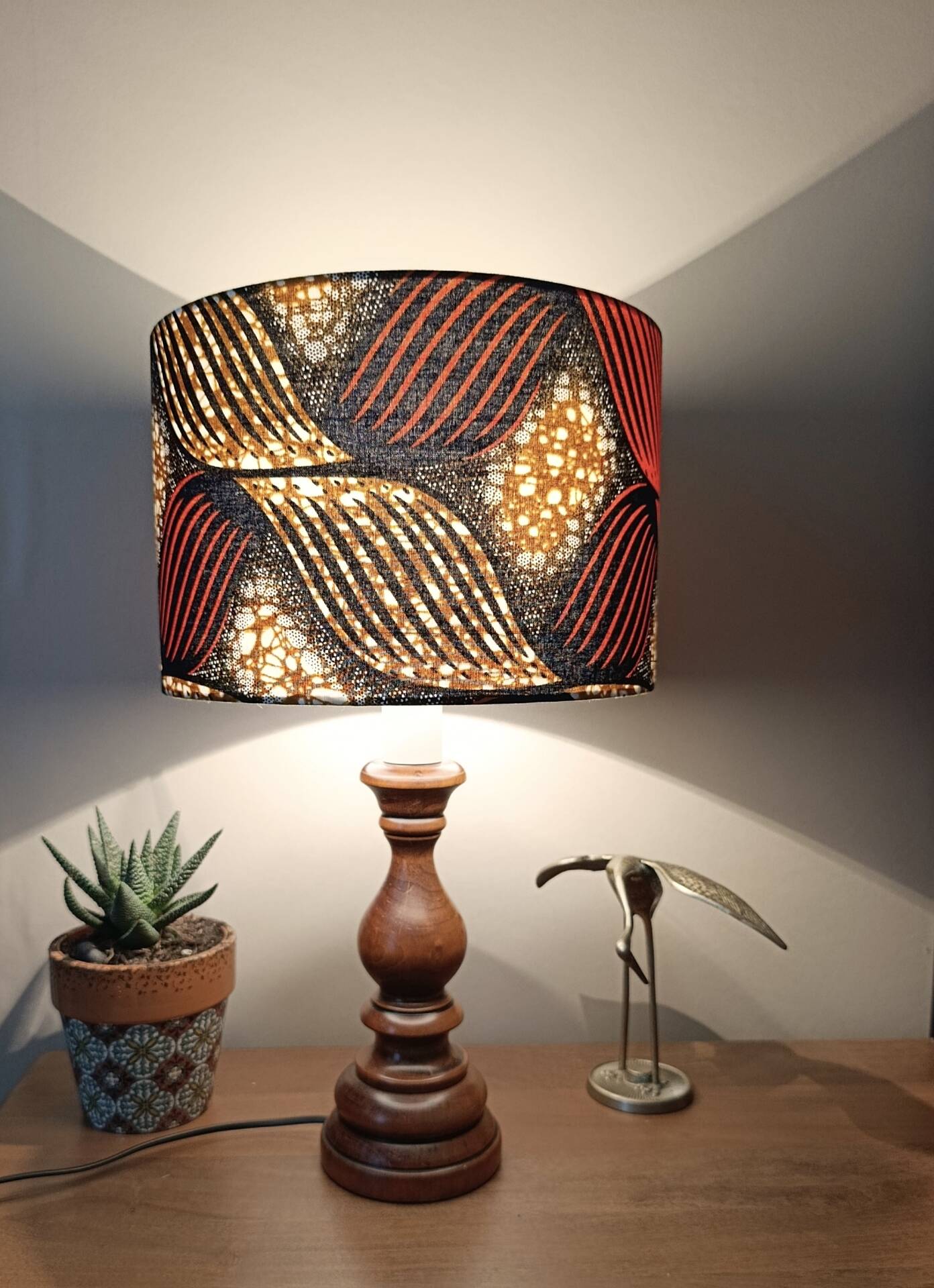 lampe bois tourné massif, imprimé wax ethnique