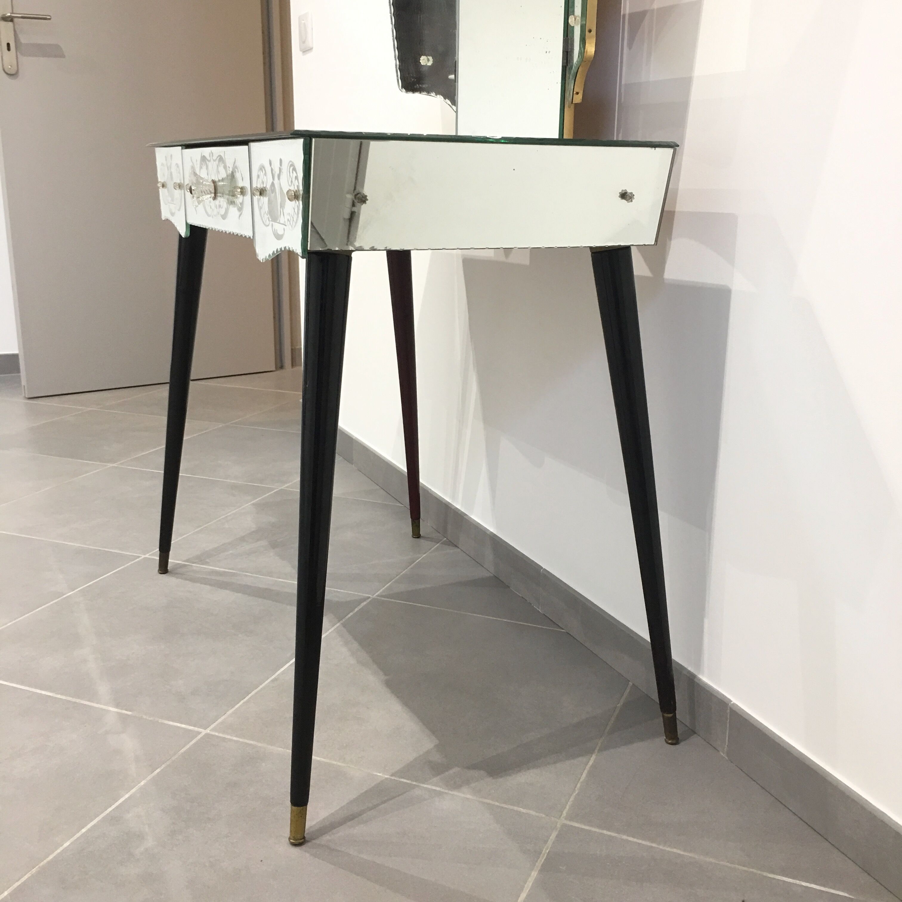 Dressing table vintage art déco in mirror