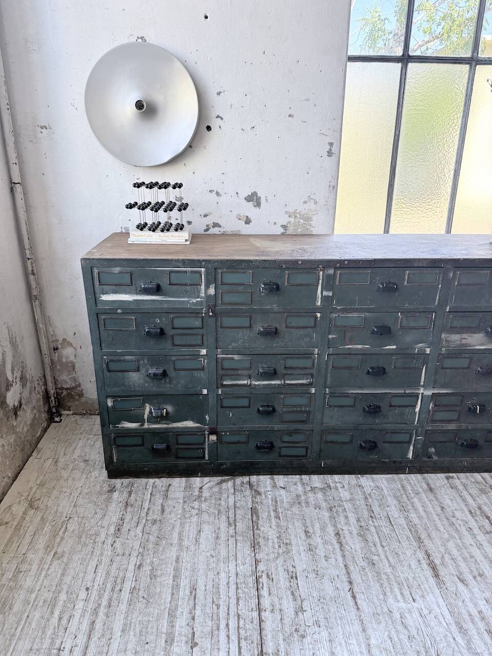Patinated blue workshop furniture with XL drawers in oak and beech.