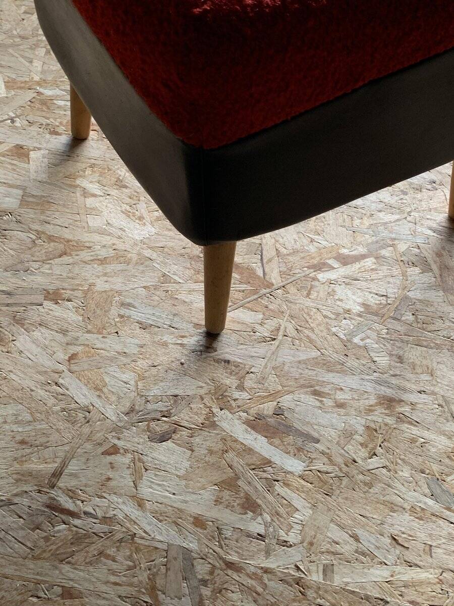 Set of 2 mid-century stools in red and black fabric and faux leather, with light wood legs.