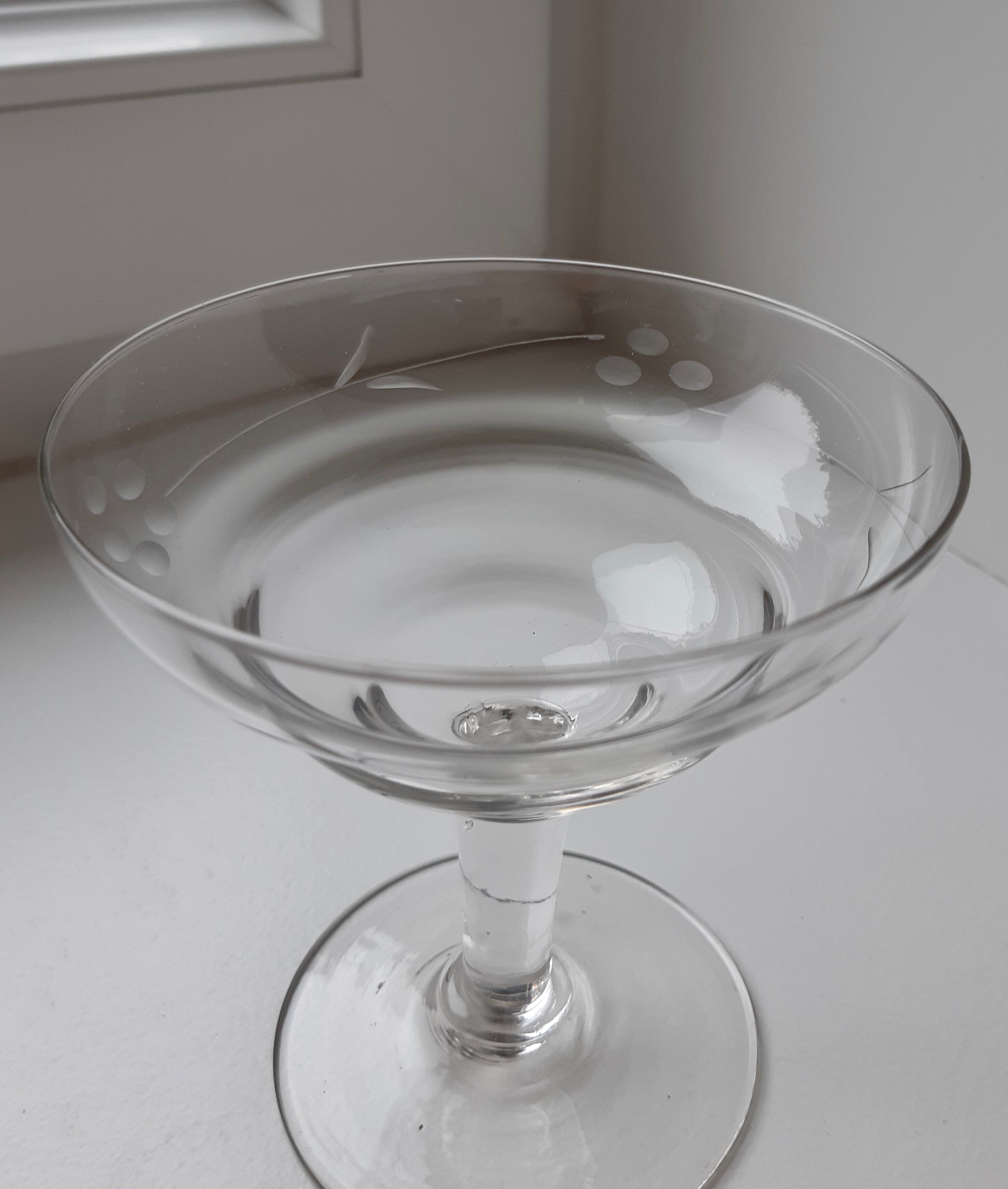 Lot of 6 crystal champagne glasses engraved 50s
