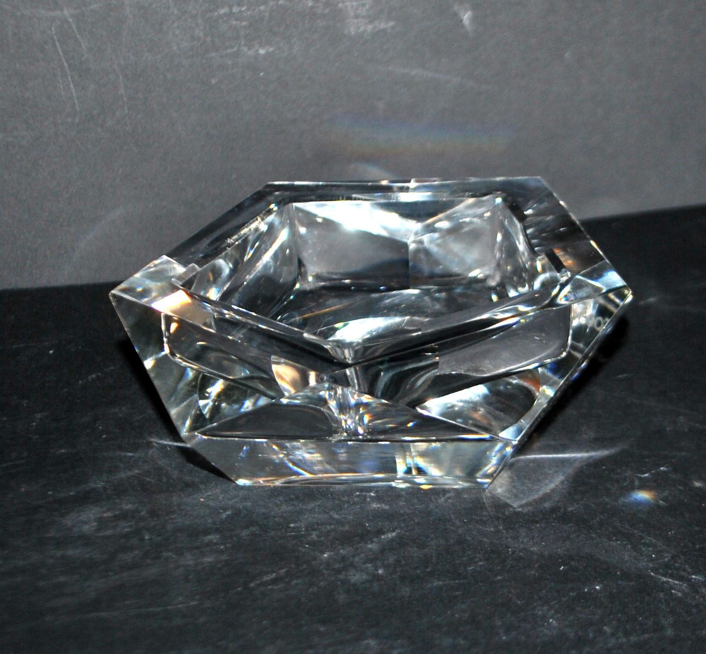 Faceted cut crystal ashtray signed SAINT-LOUIS