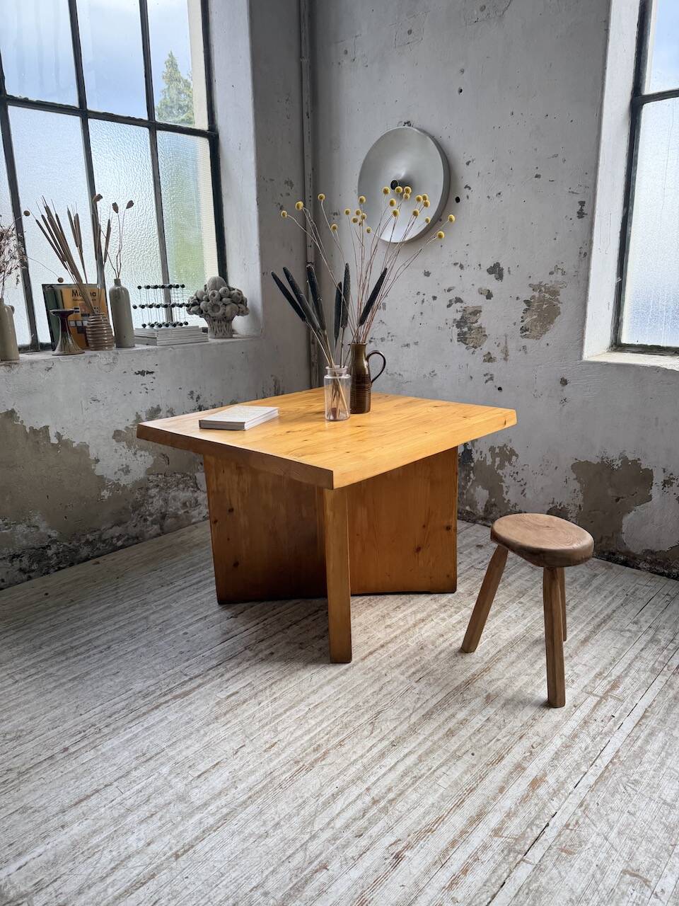 Table carrée moderniste en pin massif, années 50