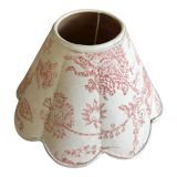 Abat-jour en toile de Jouy motifs rouges sur fond vanille