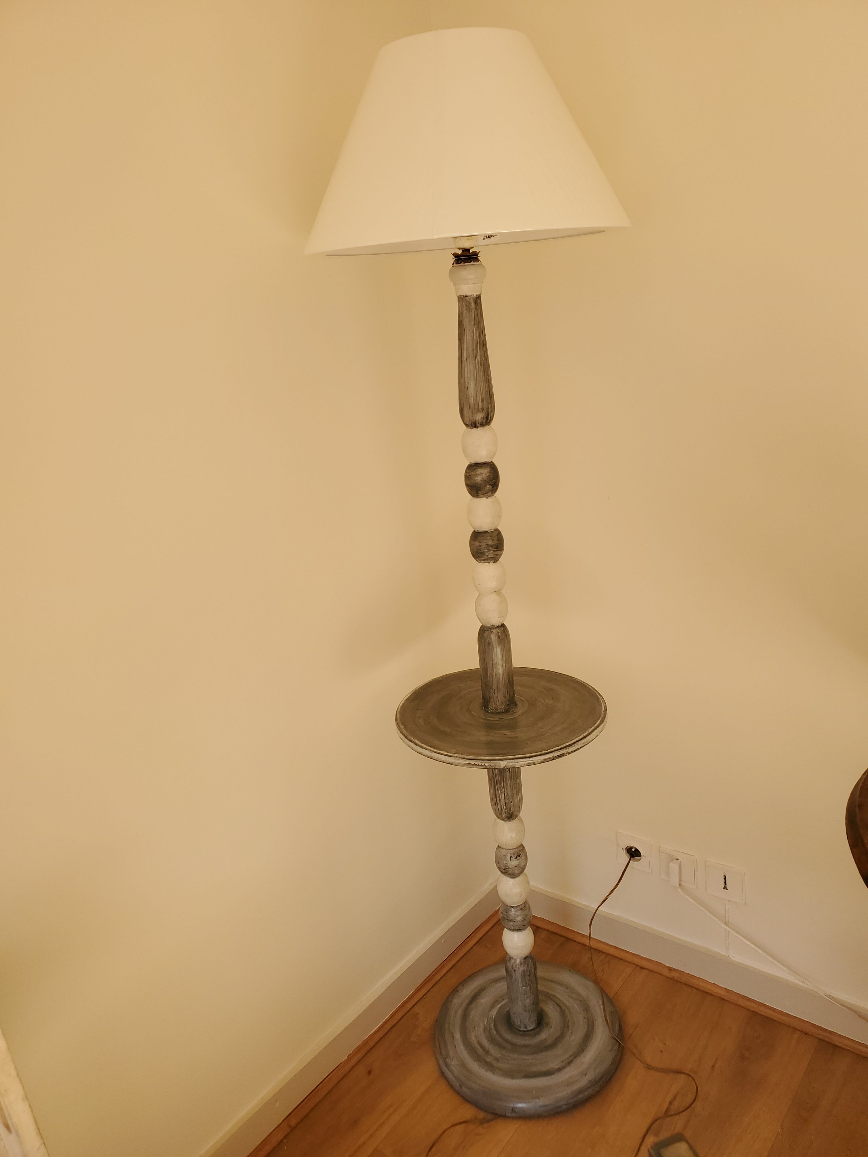 Lampadaire avec sa tablette