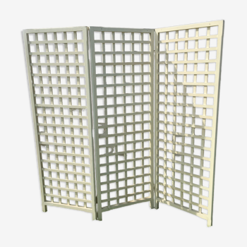 Off-white claustra screen