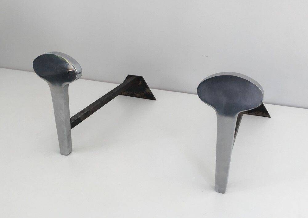 Paire de chenets modernistes en acier chromé et fer forgé