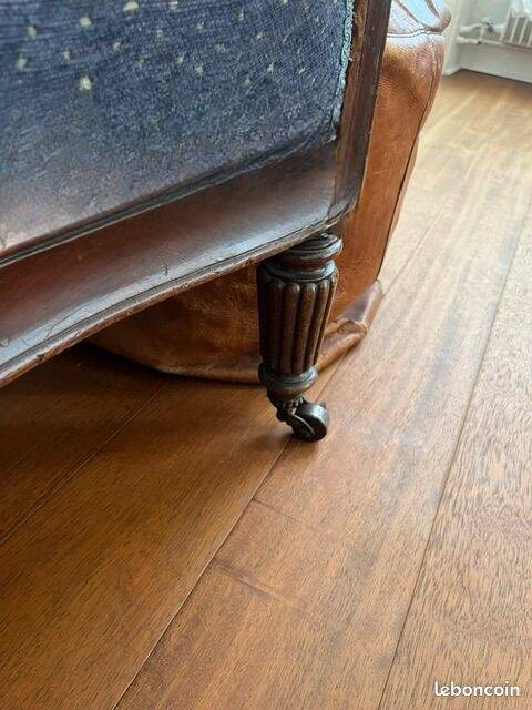 Elegant and charming Napoléon III sofa.