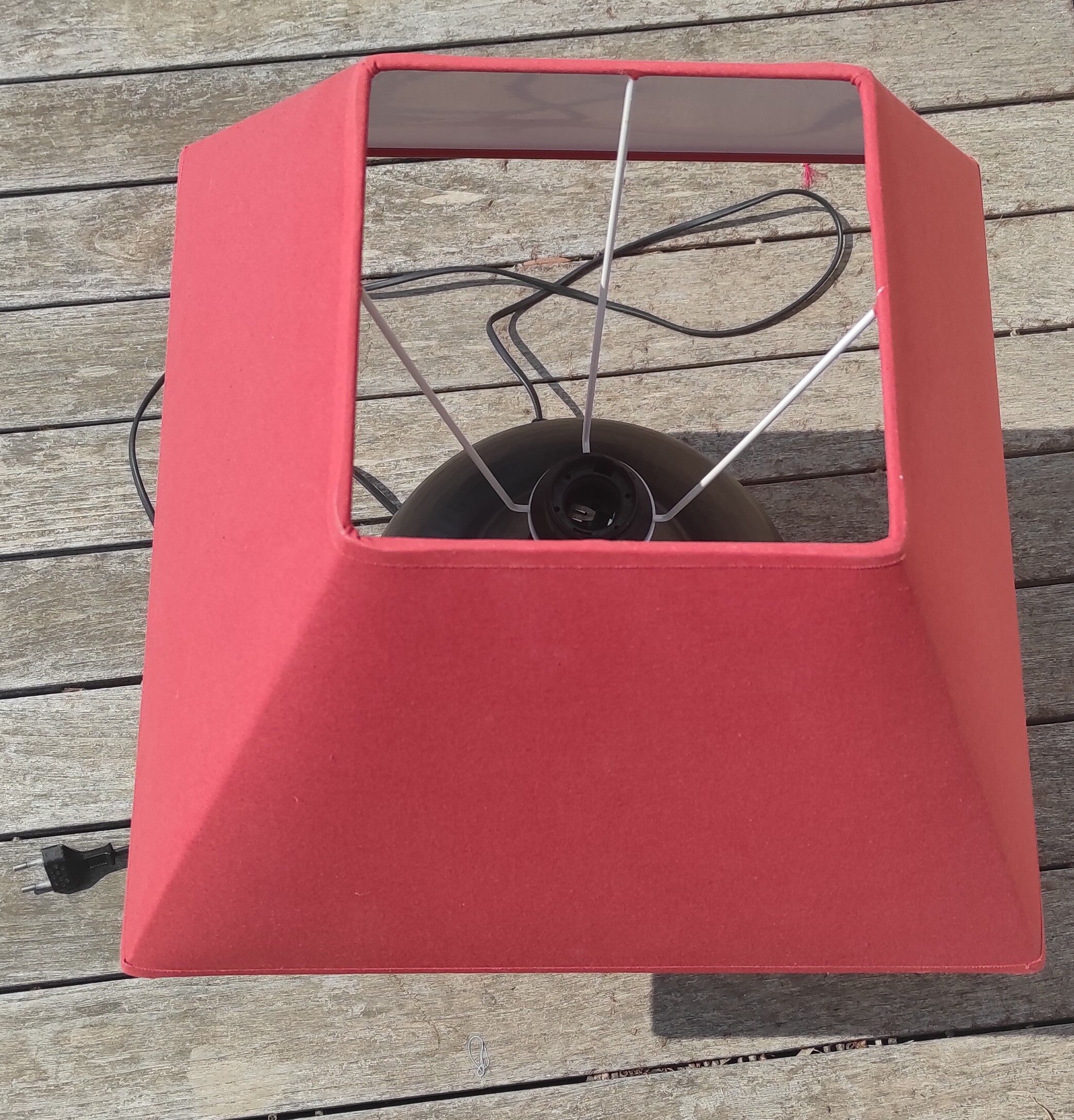 Black hammered metal lamp Aubry Gaspard with red lampshade