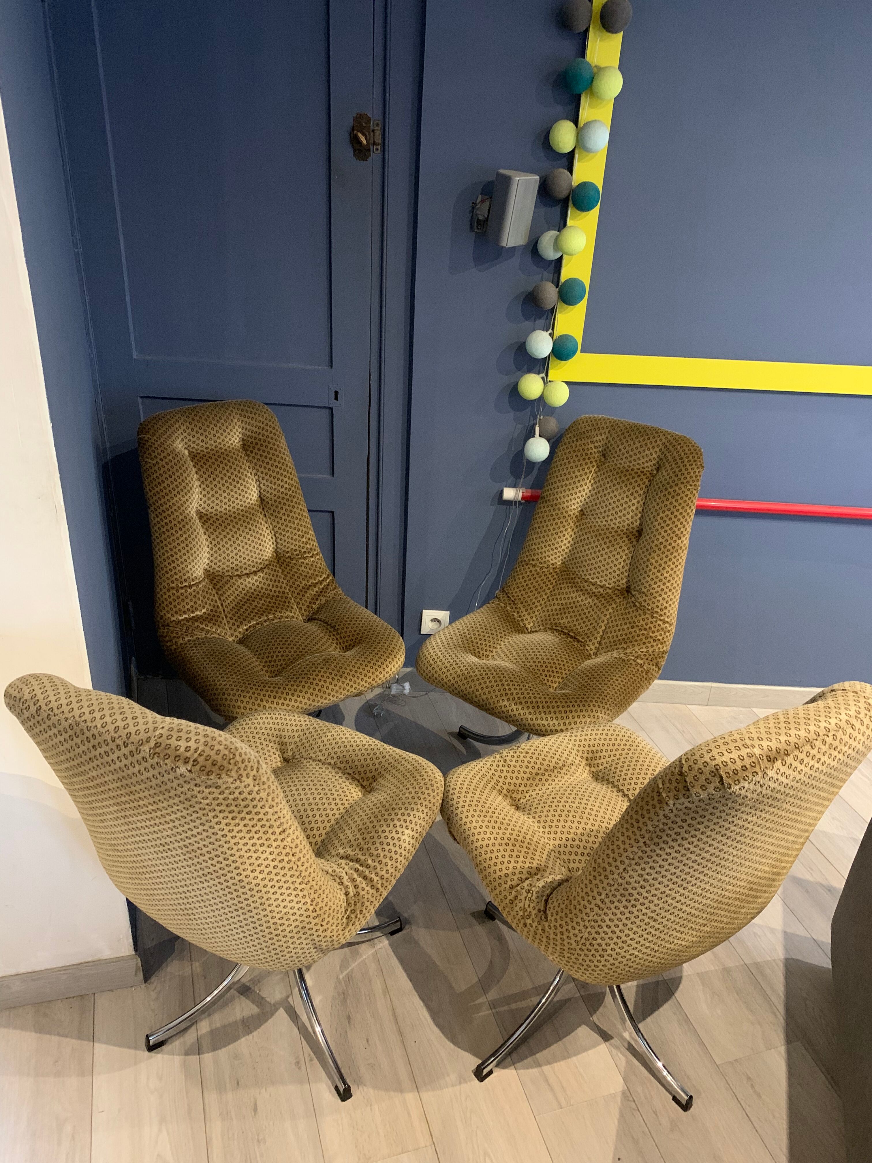 Lot 4 chaises années 70