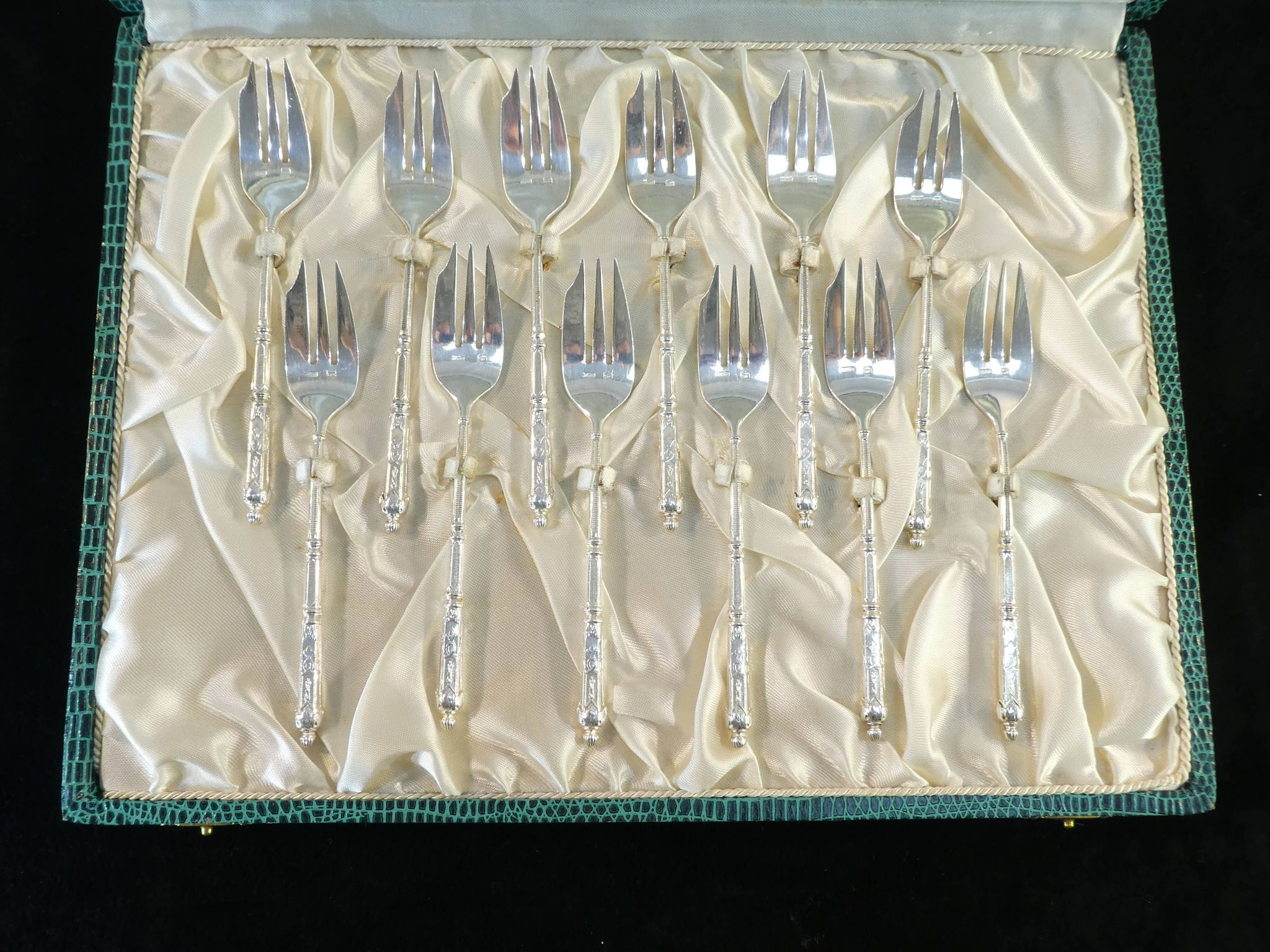 Set de 12 fourchettes a gateaux SFAM en métal argenté manche a la russe