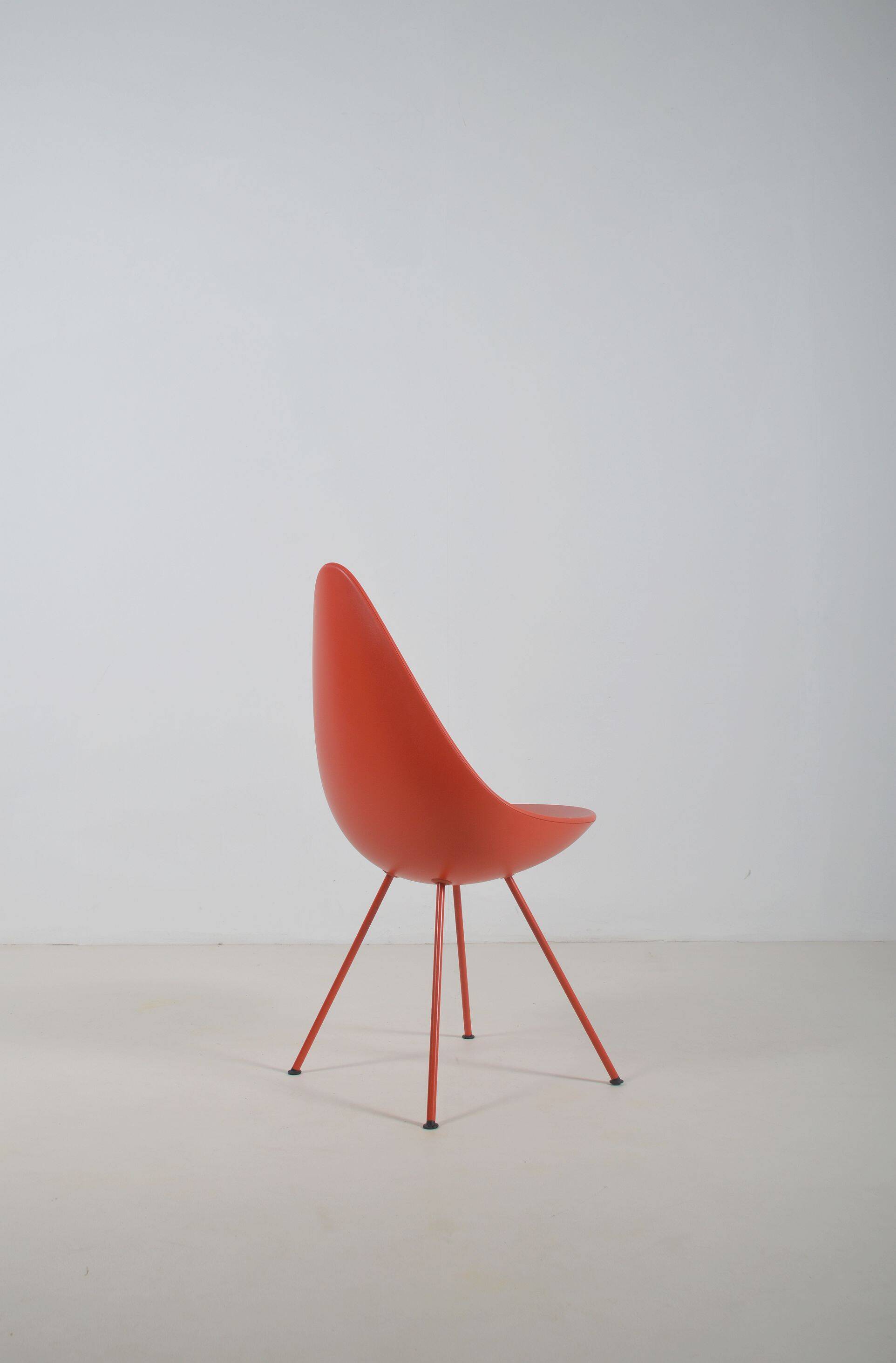 Drop 3110 chair designed by Arne Jacobsen for Fritz Hansen