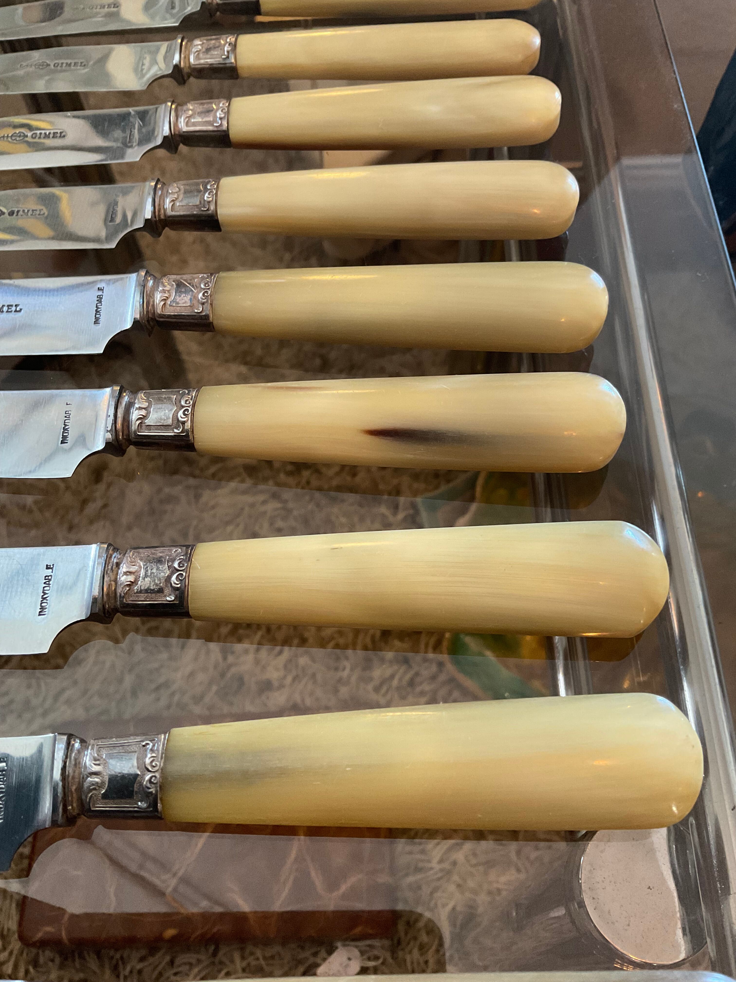 12 table knives. Horn handle