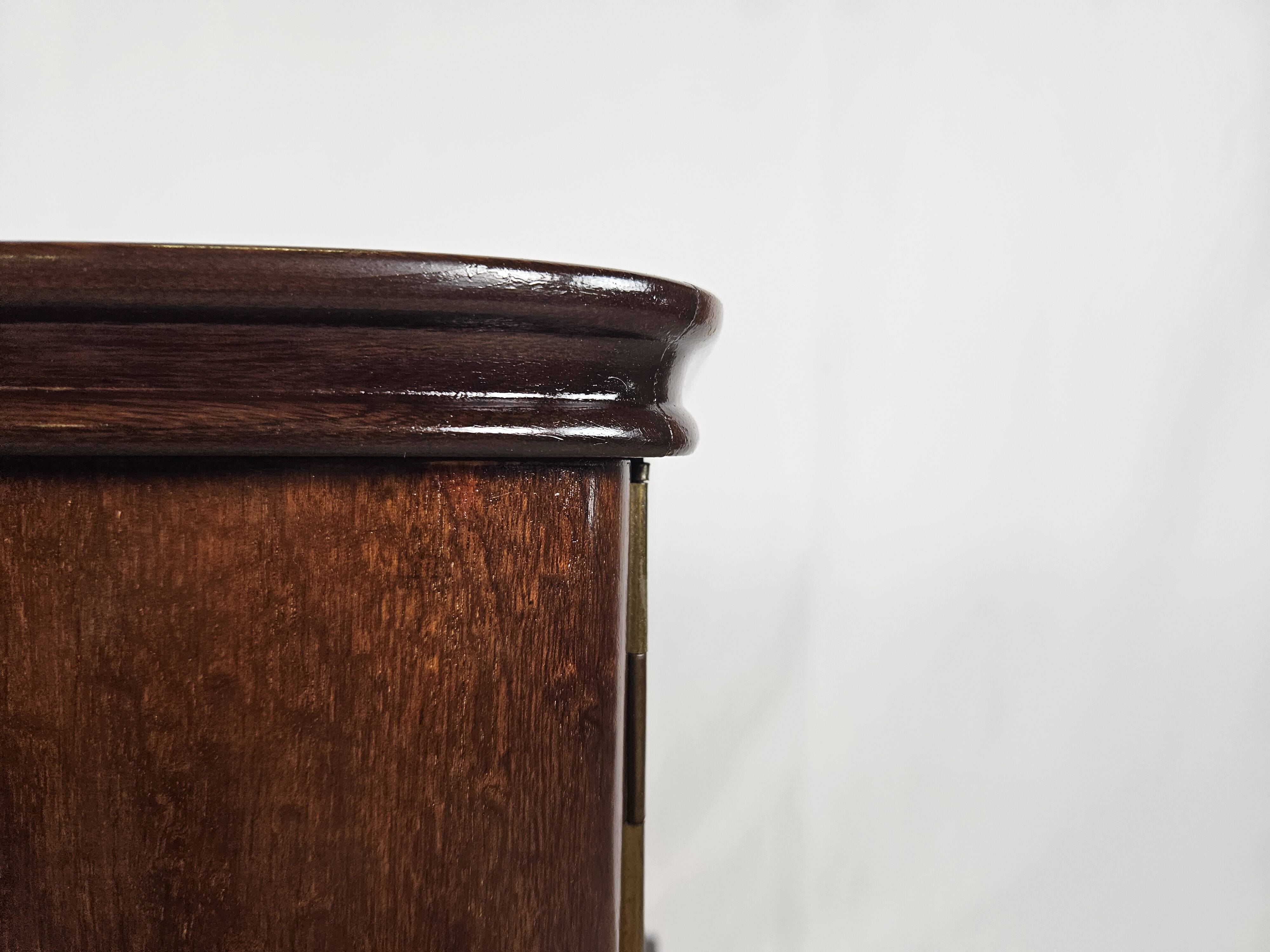 Paire de tables de chevet en acajou avec poignées en verre et laiton