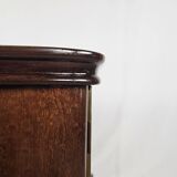 Paire de tables de chevet en acajou avec poignées en verre et laiton