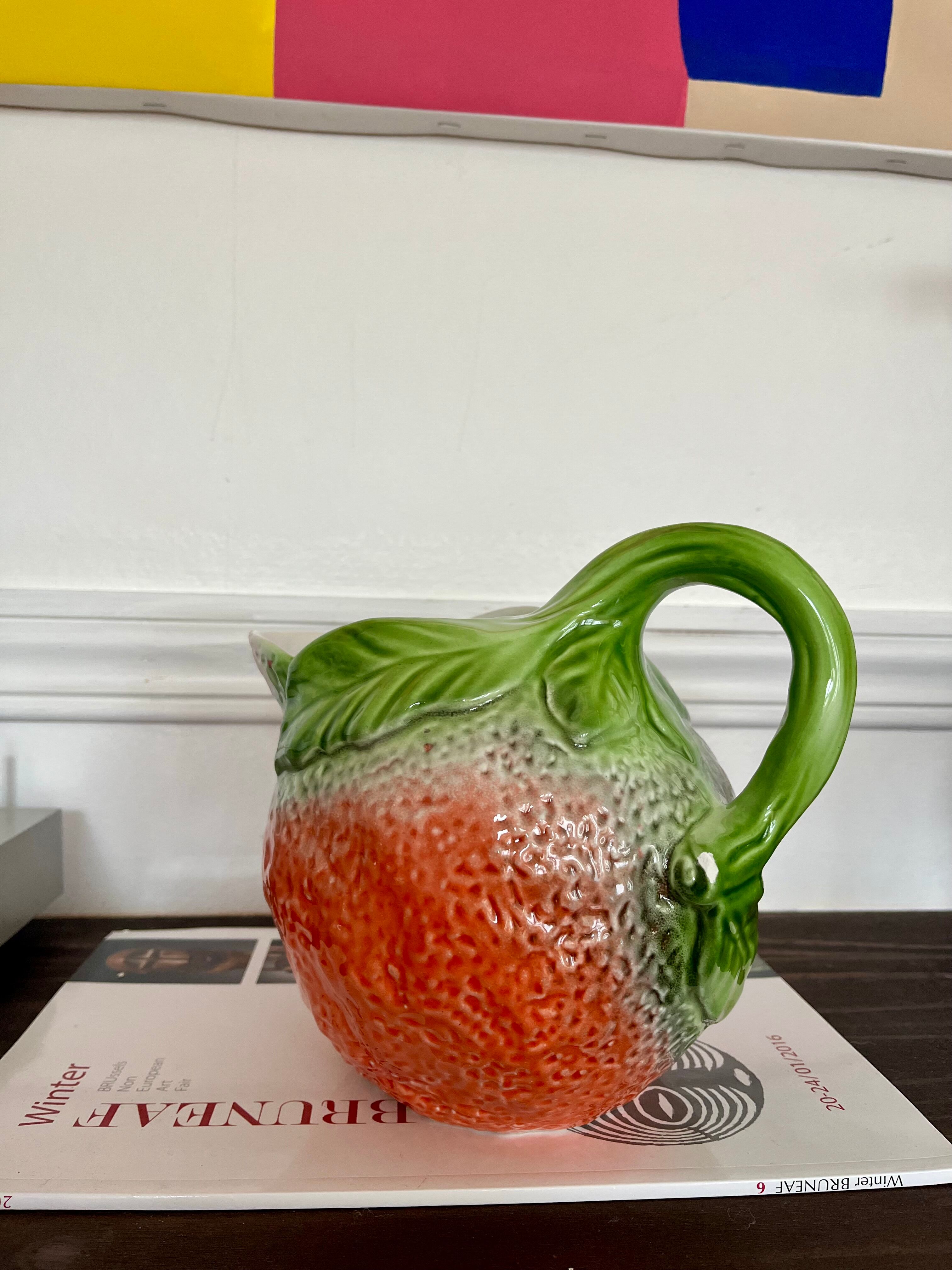Pichet en barbotine fraise