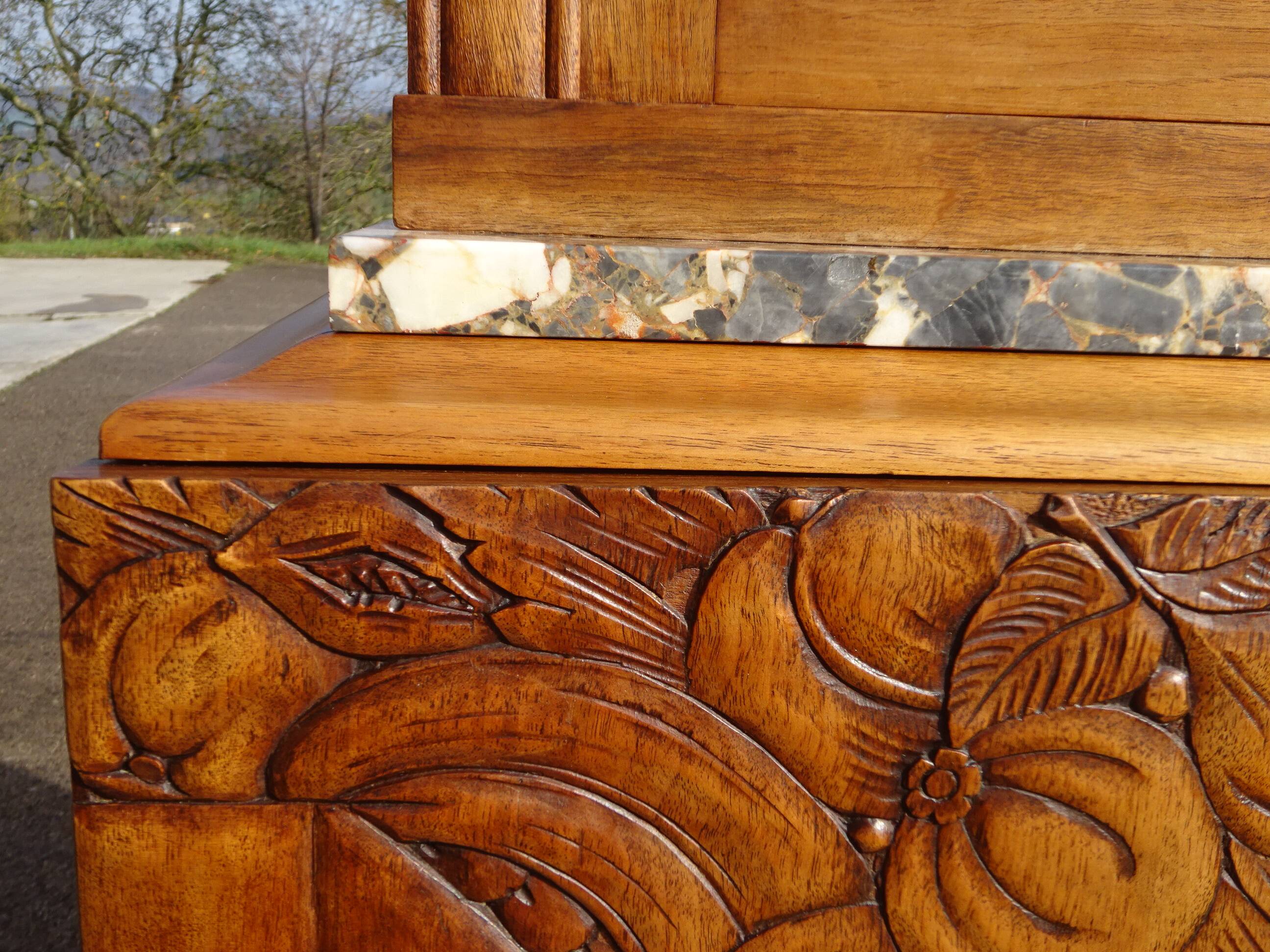 Buffet Art Déco en noyer avec marbres et guérites