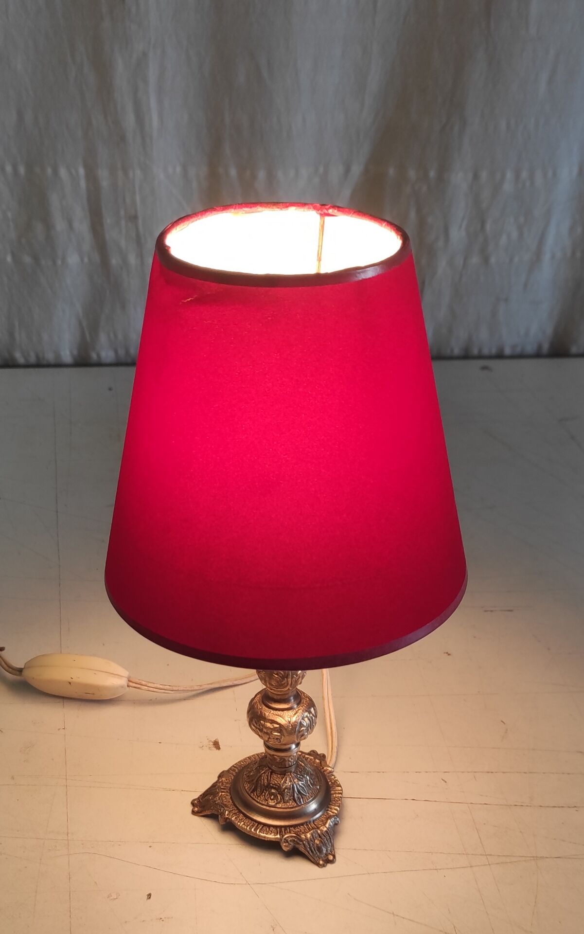 Table lamp in gilded brass and red velvet - mid 20th century.