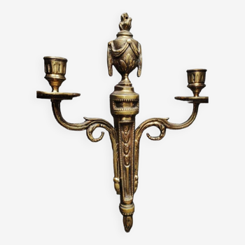 Antique wall light/Chandelier with 2 arms of light. Louis XVI style, in chiseled bronze with old gold patina. Late 19th century. 34 x 28 cm