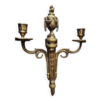 Antique wall light/Chandelier with 2 arms of light. Louis XVI style, in chiseled bronze with old gold patina. Late 19th century. 34 x 28 cm