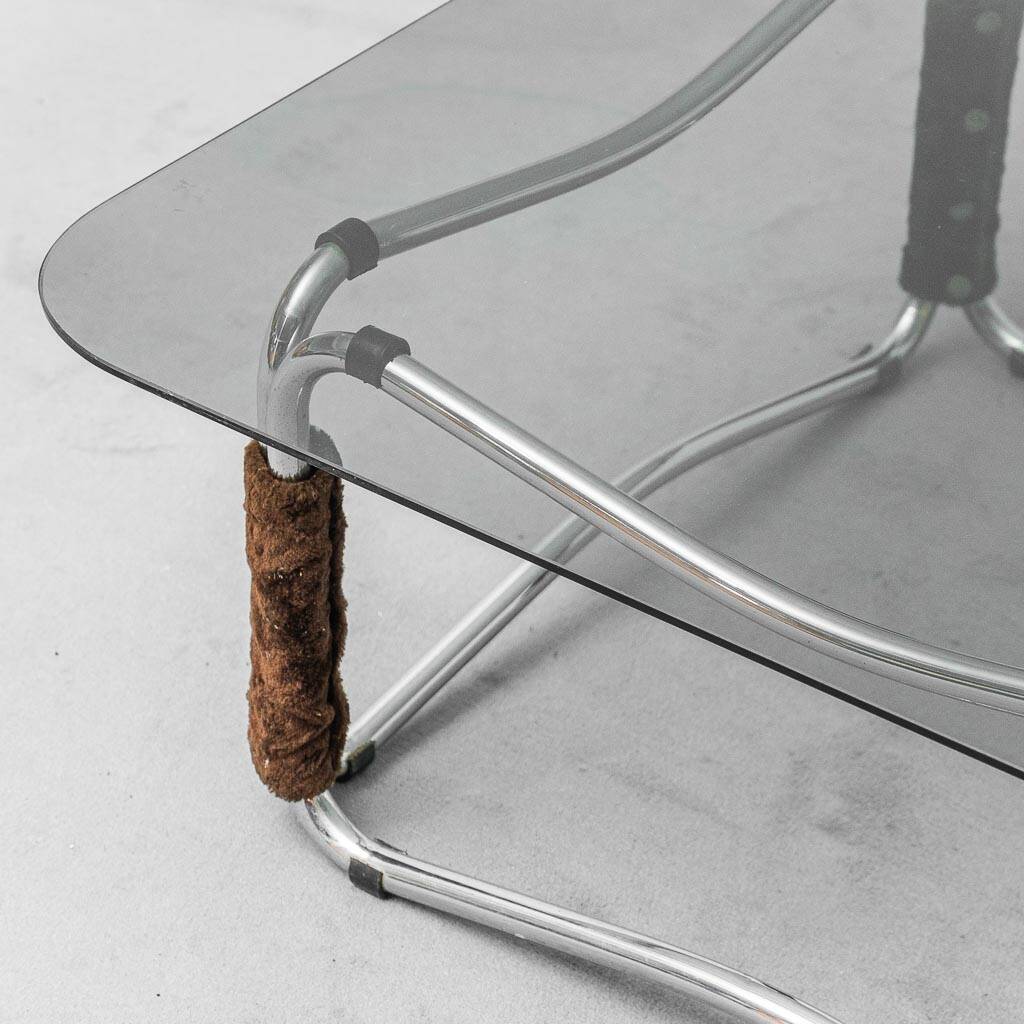 Table basse moderniste en verre fumé et acier chromé, années 1970