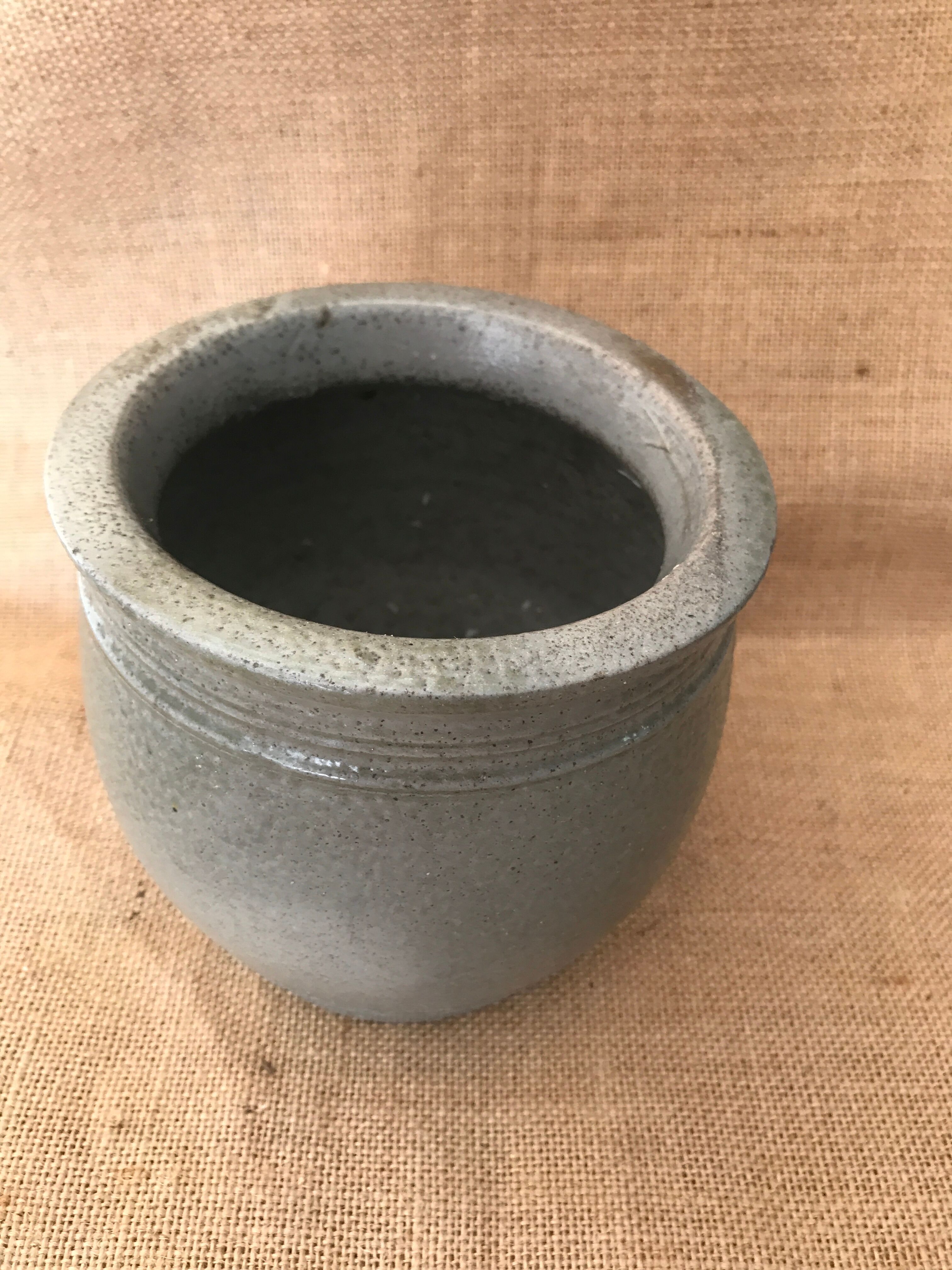 Grey sandstone grease pot