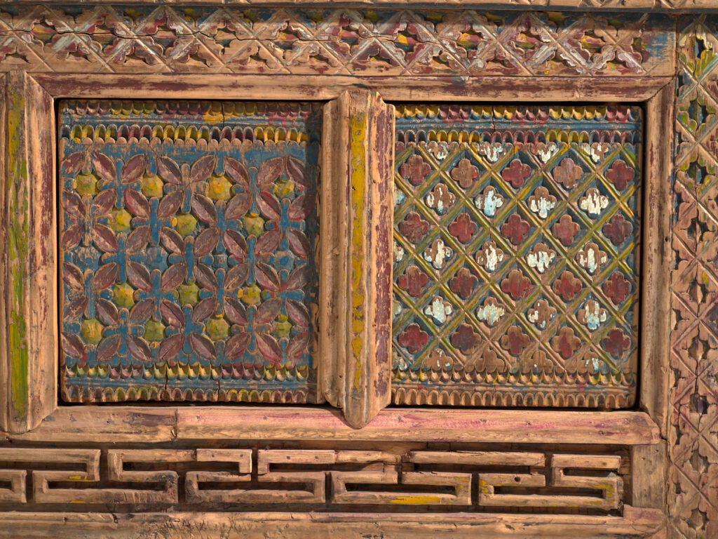 Buffet bas ancien chinois sculpté en sapin à panneaux ornés – Gansu, vers 1930