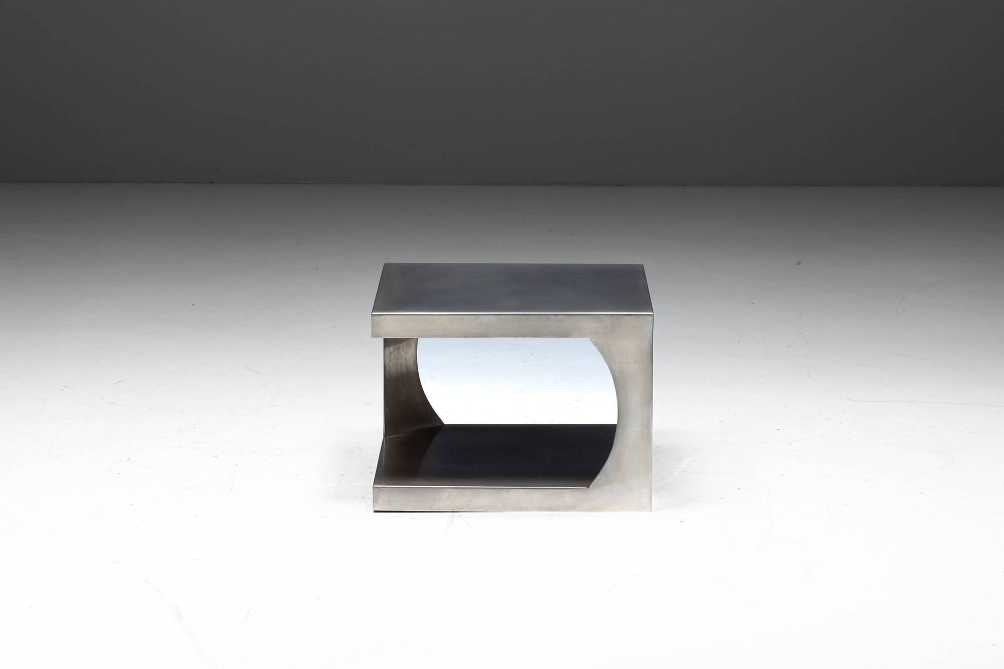 Tables d'appoint modernistes en aluminium, Italie, années 1970