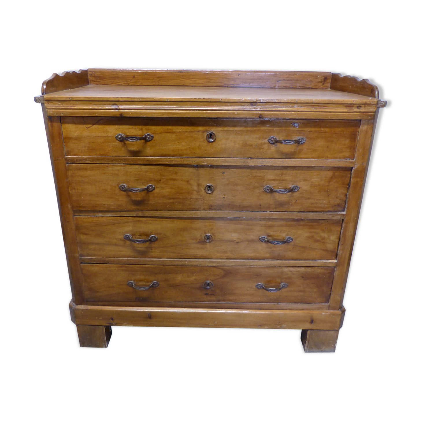 Old dresser 4 drawers