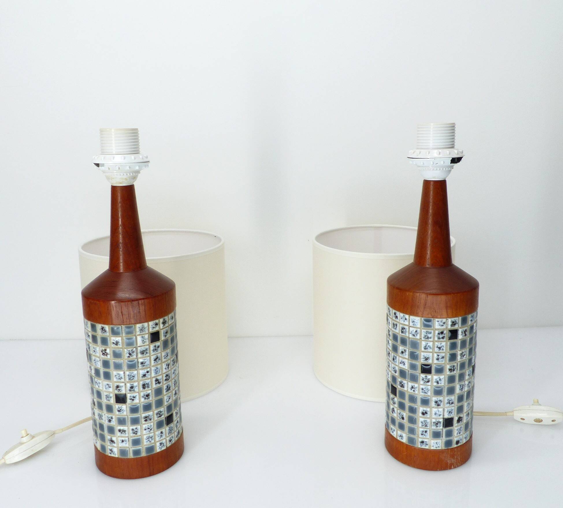 Pair of Scandinavian table lamps in teak and mosaic, Denmark 1960.
