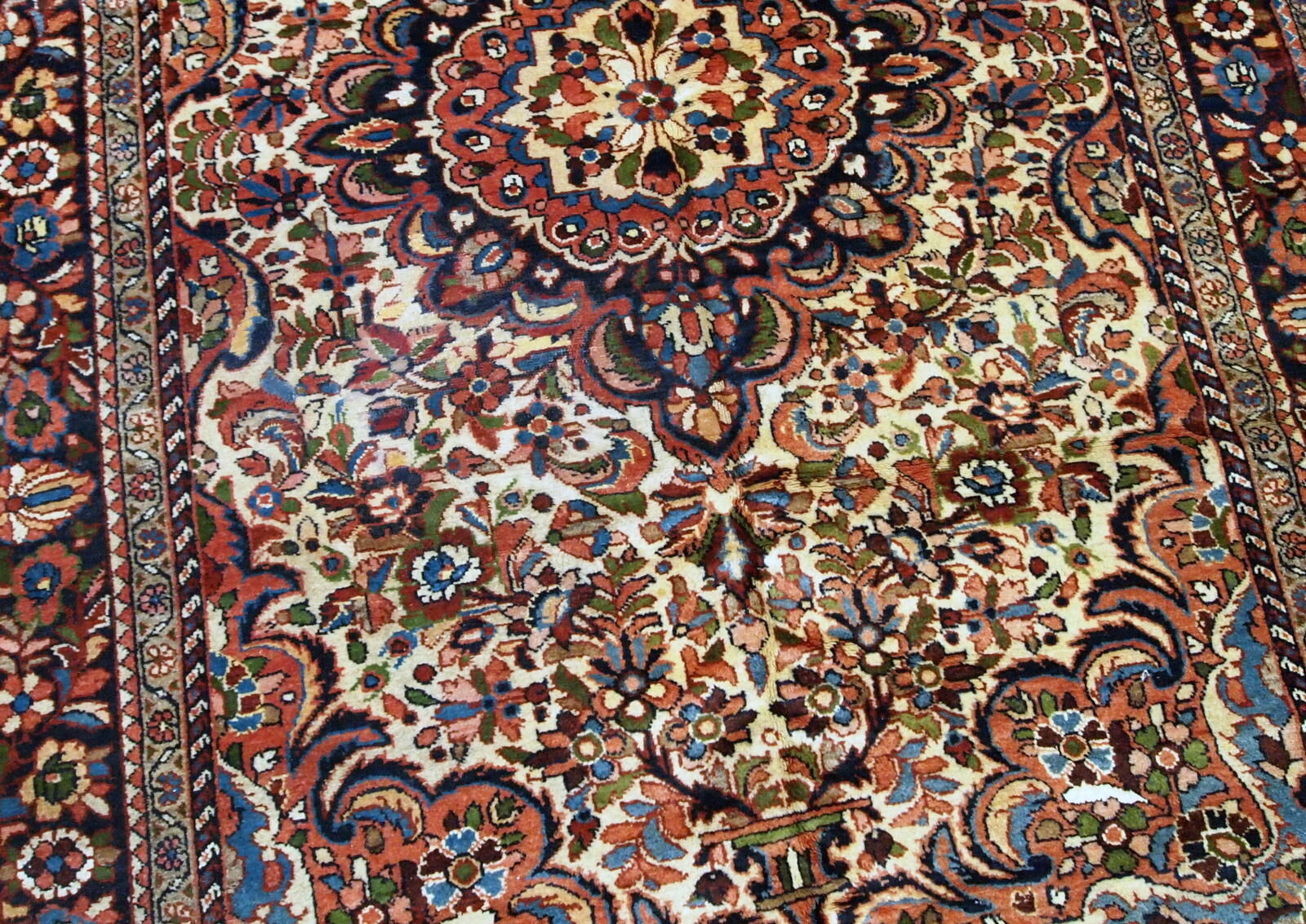 Handmade antique Persian Sarouk rug 3.1' x 5.2' (94cm x 158cm) 1900s