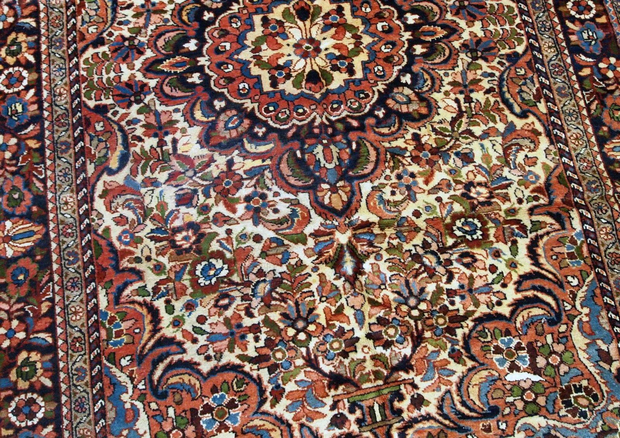 Handmade antique Persian Sarouk rug 3.1' x 5.2' (94cm x 158cm) 1900s