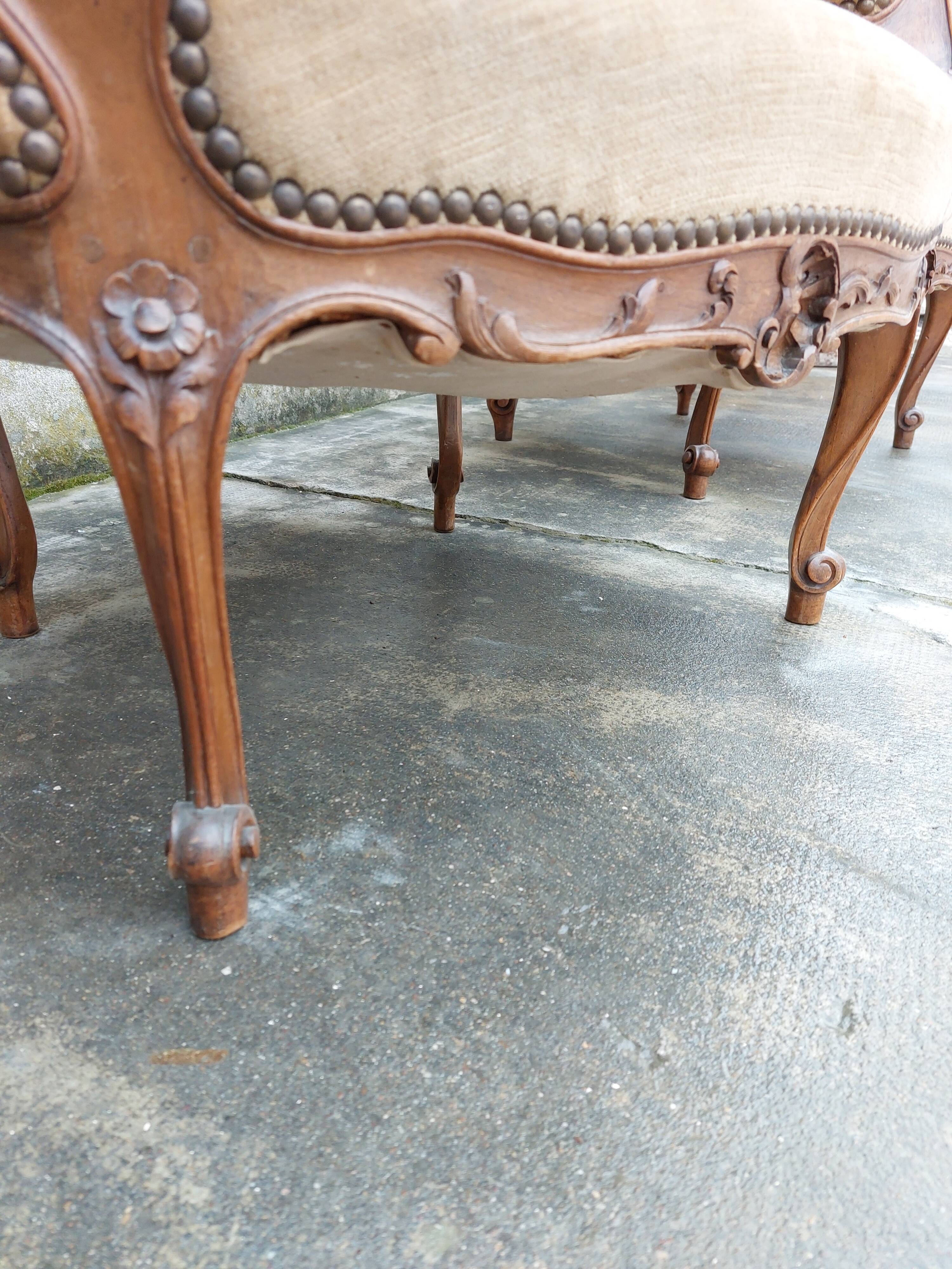 Paire de fauteuils corbeille louis XV en Noyer sculpté