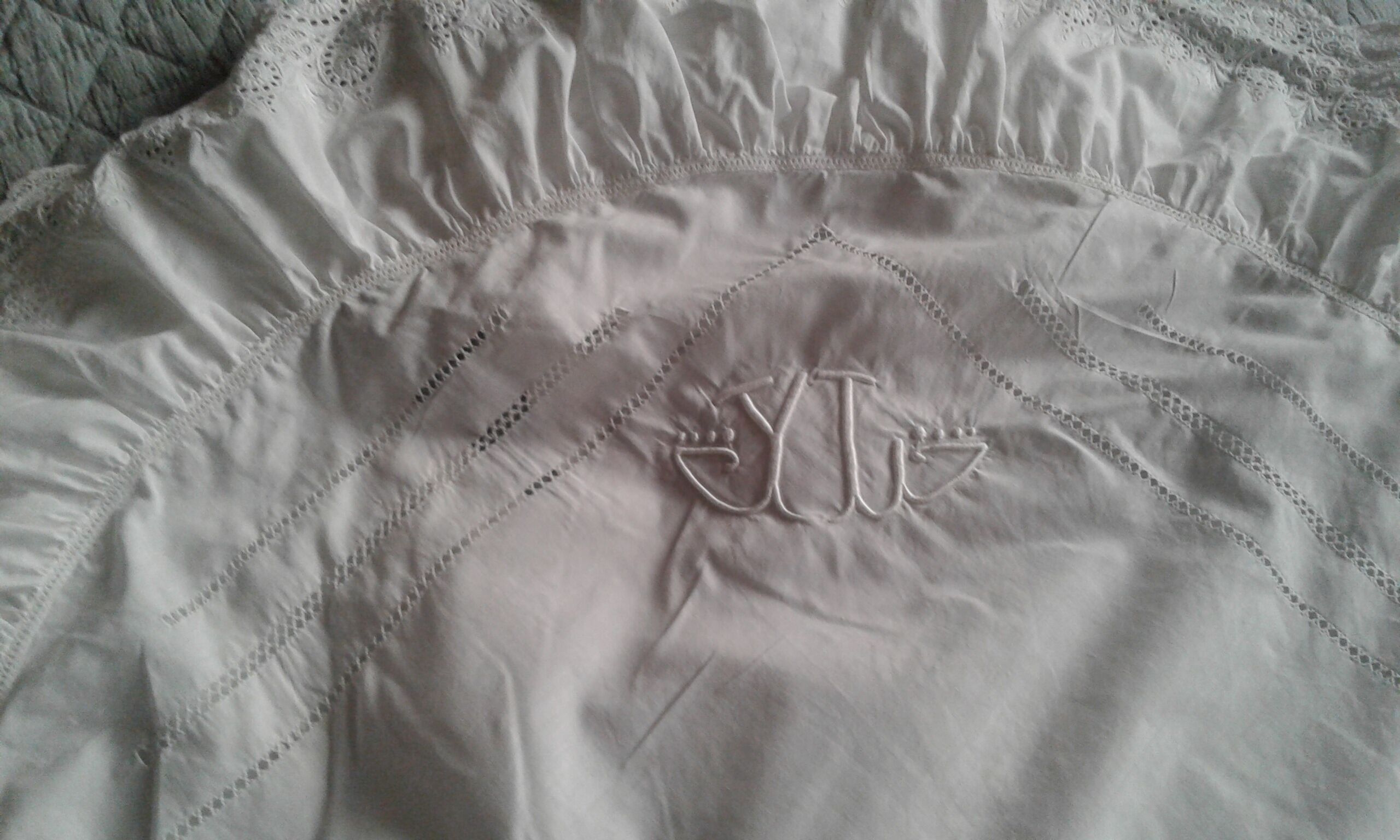 Housse de coussin ronde monogramme brodé