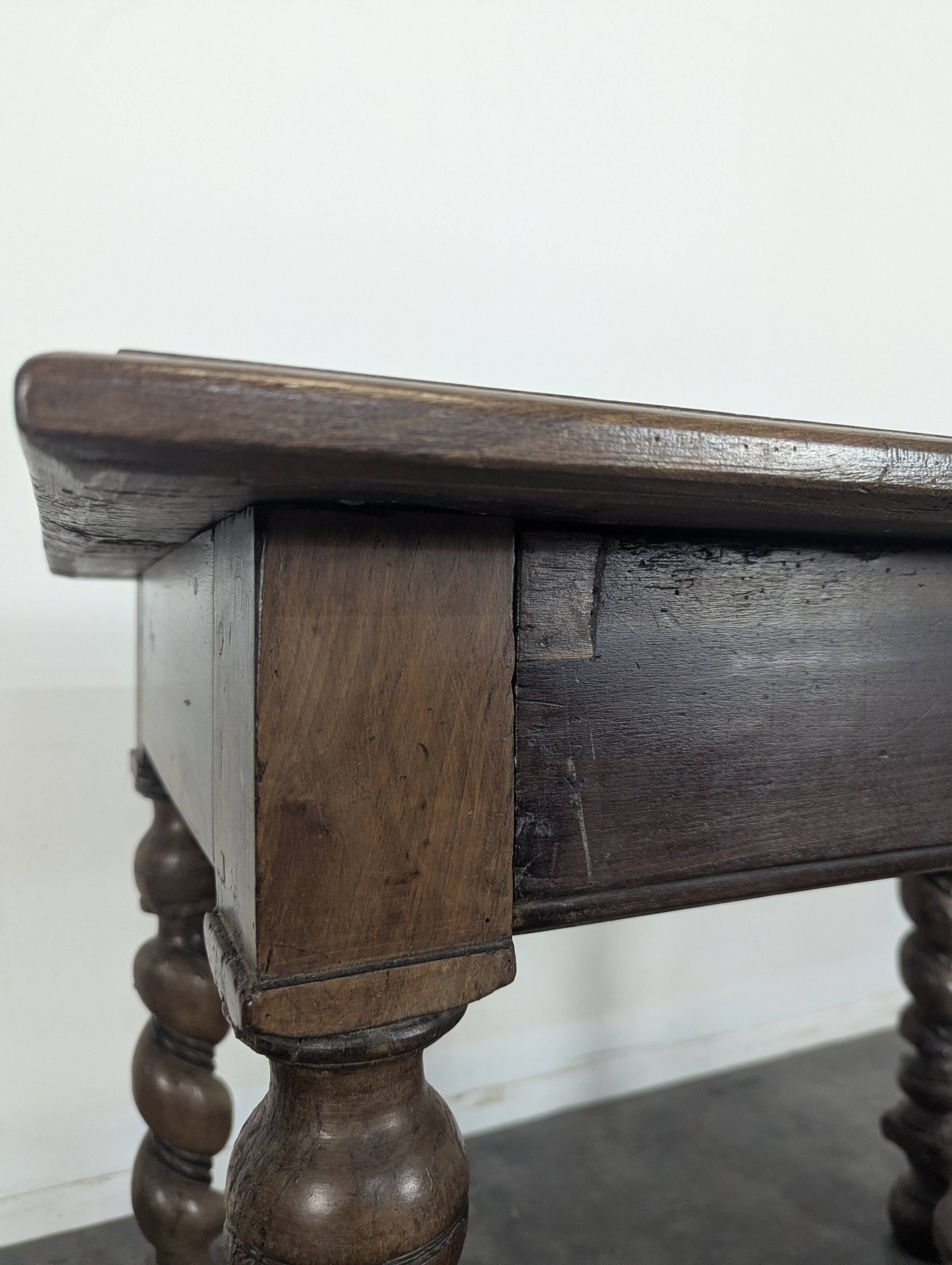 Table bureau Louis XIII en noyer massif
