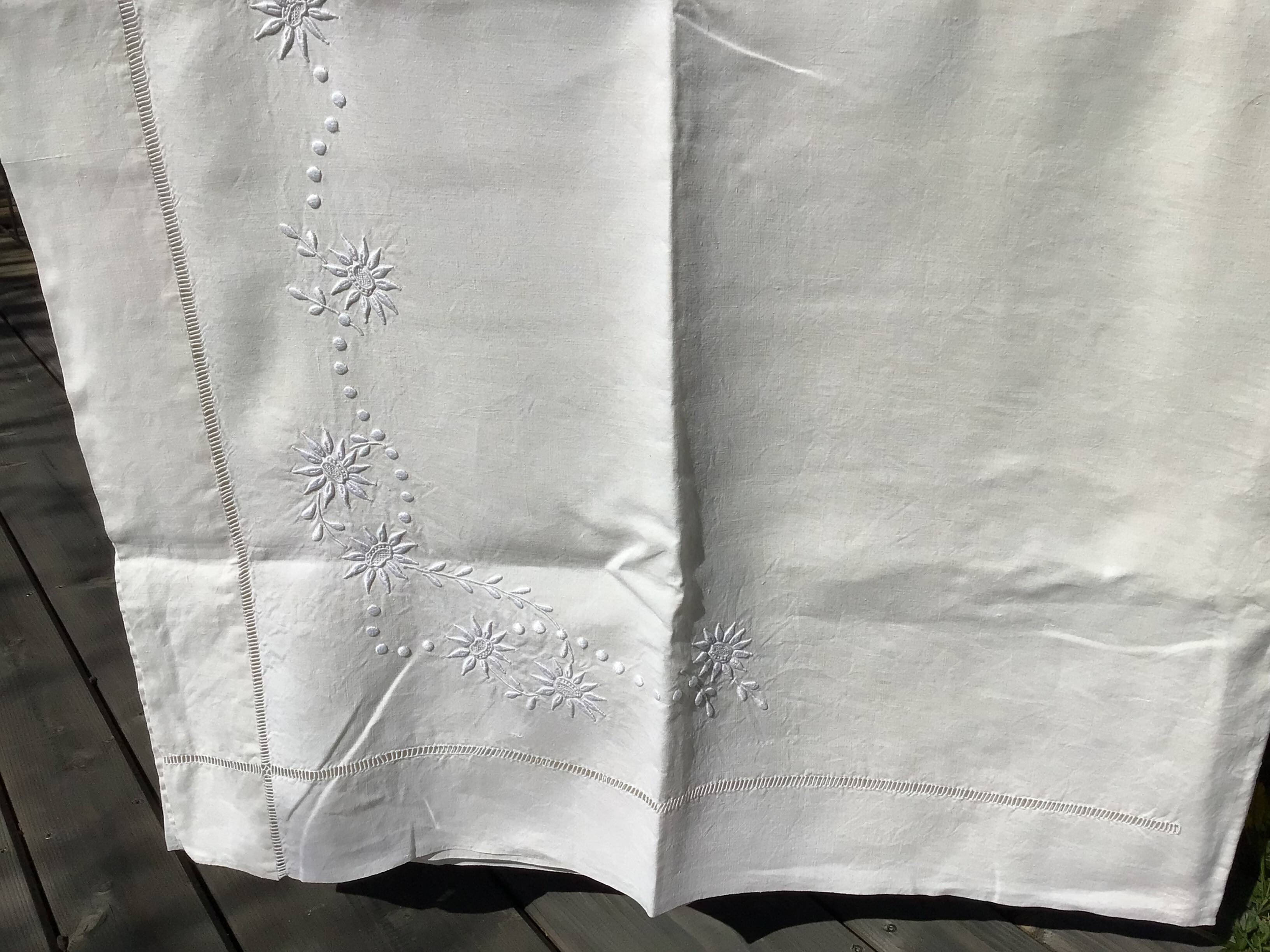 Drape 2 places JP sunflowers and pastilles.